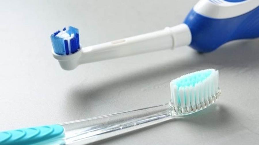 A única maneira de evitar cáries e periodontite – uma infecção das gengivas – é com boa higiene bucal - Getty Images