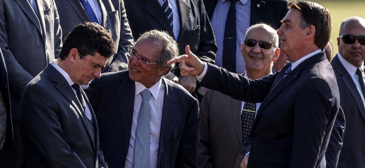 15.out.2019: O presidente da República, Jair Bolsonaro (PSL), acompanhado dos ministros da Economia, Paulo Guedes (centro), e da Justiça e Segurança Pública, Sergio Moro (esquerda)) - GABRIELA BILÓ/ESTADÃO CONTEÚDO