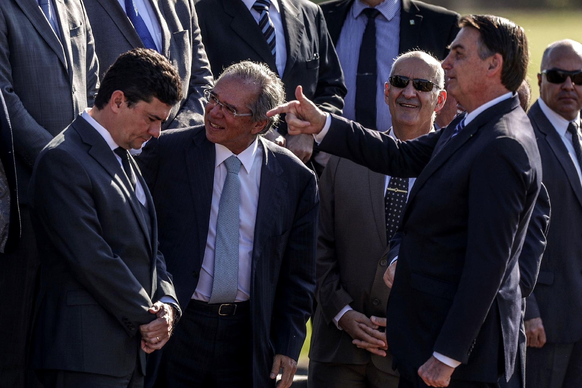 O presidente da República, Jair Bolsonaro (PSL)(d), acompanhado dos ministros da Economia, Paulo Guedes (c), e da Justiça e Segurança Pública, Sergio Moro (e), na cerimônia de hasteamento da bandeira nacional realizada em frente ao Palácio da Alvorada, em Brasília, na manhã desta terça-feira, 15 de outubro de 2019 - GABRIELA BILÓ/ESTADÃO CONTEÚDO