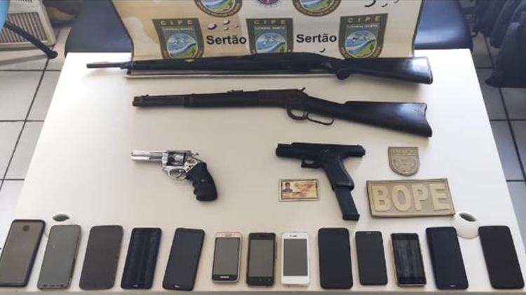 Polícia afirma ter encontrado 4 armas e 13 celulares na casa em que Adriano se escondeu - Divulgação/SSP-BA
