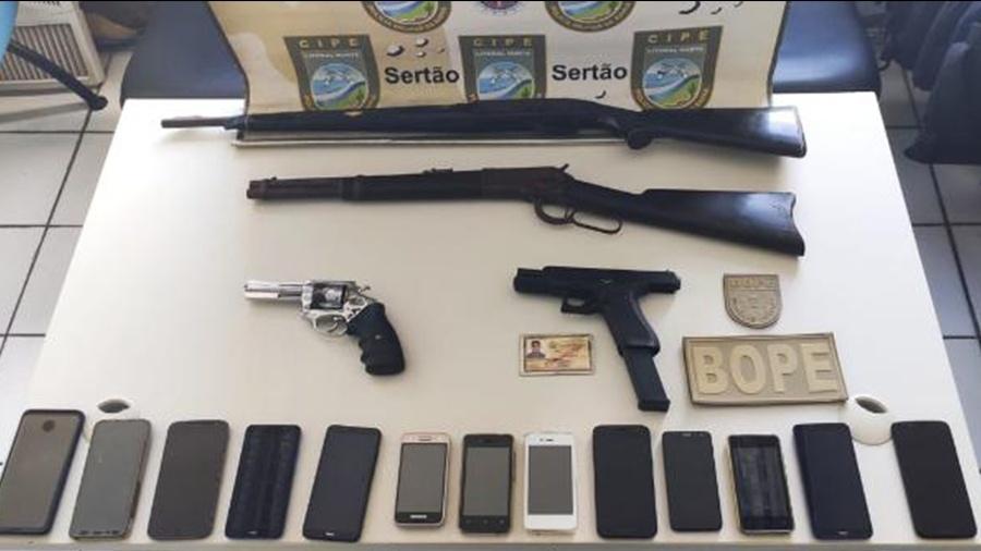 Polícia encontrou quatro armas e 13 celulares na casa em que Adriano Magalhães da Nóbrega estava escondido - Divulgação/SSP-BA