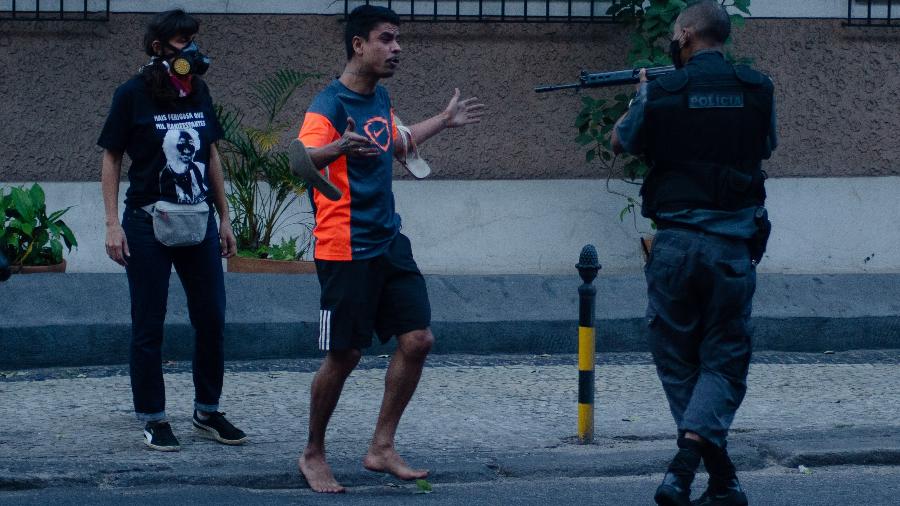 Jorge Hudson da Silva, de 27 anos, ficou sob a mira do fuzil de um policial militar ontem durante o protesto Vidas Negras Importam - VANESSA ATALIBA/ZIMEL PRESS/ESTADÃO CONTEÚDO