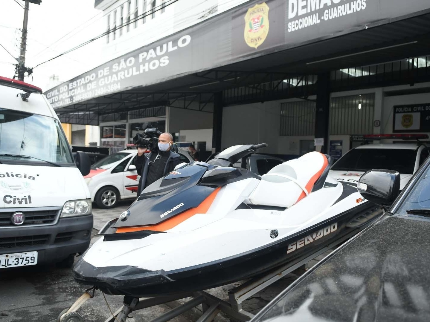 Carros de luxo, jet-ski e R$ 8 milhões: Polícia faz operação