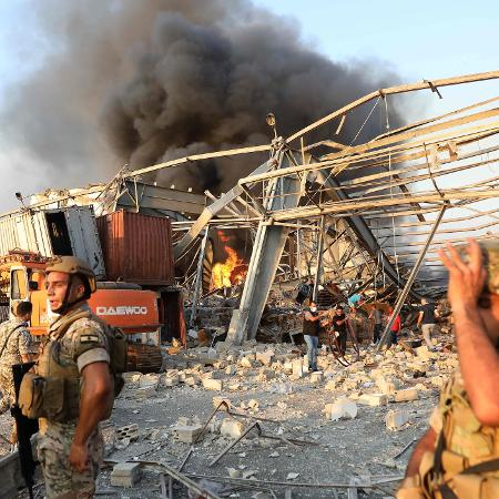 04/08/2020 - Bombeiros trabalham na cena da explosão em Beirute, no Líbano - Anwar Amro/AFP