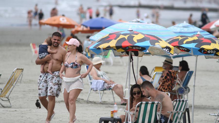 Praia José Menino, em Santos, ficou cheia no fim do ano em meio à pandemia de covid-19 - ANTÔNIO CÍCERO/ESTADÃO CONTEÚDO