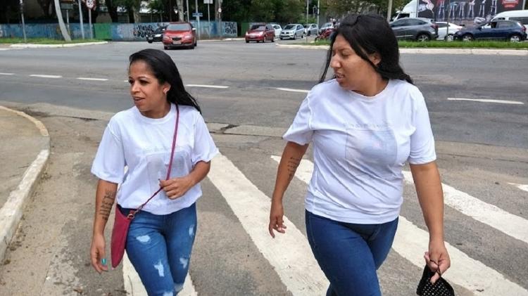 Joyce Silva e Kauana Guedes tiveram que usar a camiseta do avesso para entrar no Fórum. - Marcelo Oliveira/UOL - Marcelo Oliveira/UOL