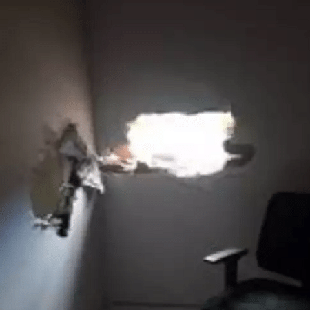 Os criminosos fizeram um buraco na sala onde ficam as câmeras de vigilância do banco em MG - Divulgação/PMMG