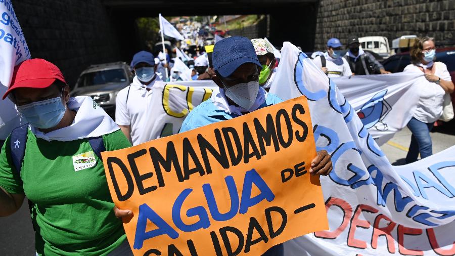 22.mar.21 - Dezenas de pessoas em El Salvador, a maioria membros de organizações sociais e universitários, protestam para impedir a privatização da água - MARVIN RECINOS/AFP