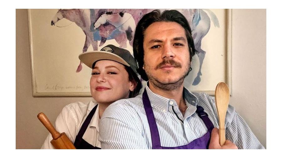 O casal turco Yonca Cubuk e Emre Uzundag, que toca um negócio profissional na cozinha da própria casa - Arquivo Pessoal