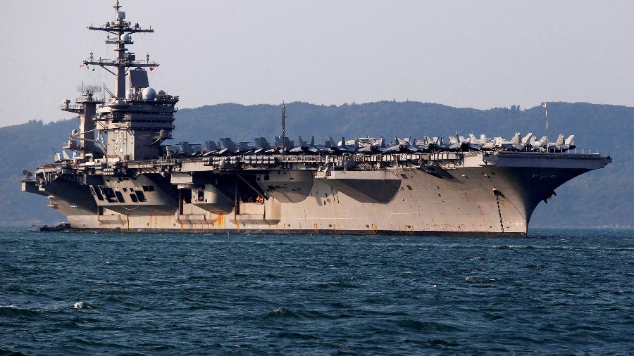 Porta-aviões norte-americano USS Carl Vinson; águas em disputa são uma das muitas áreas de tensão entre Estados Unidos e China - Kham/Reuters