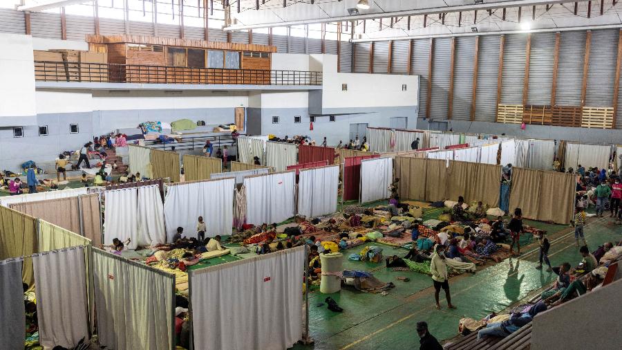 05.fev.22 - Moradores encontram refúgio em um centro de evacuação no bairro de West Ankorondrano após alerta sobre o ciclone Batsirai em Madagascar - REUTERS/Alkis Konstantinidis