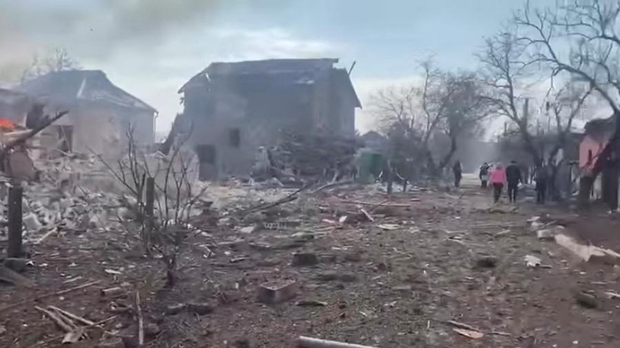 As consequências do bombardeio de artilharia russa em uma área residencial em Mariupol, onde um foguete atingiu uma casa - Forças Armadas da Ucrânia/via Reuters