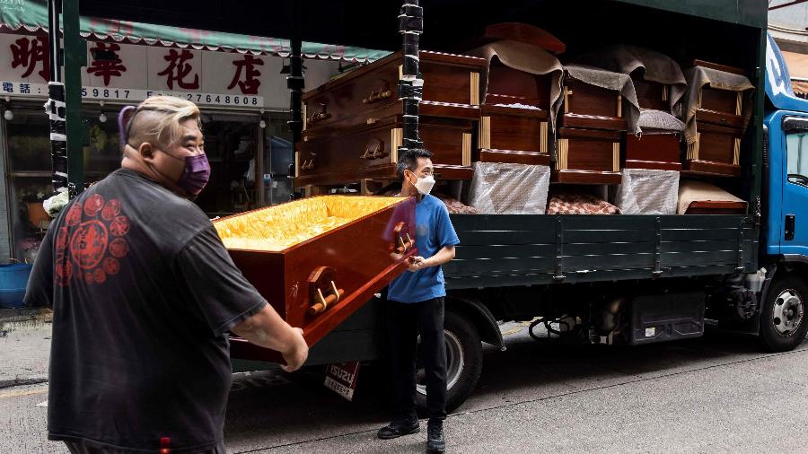 17.mar.2022 - Aumento de mortes levou a colapso funerário em Hong Kong - ISAAC LAWRENCE/AFP