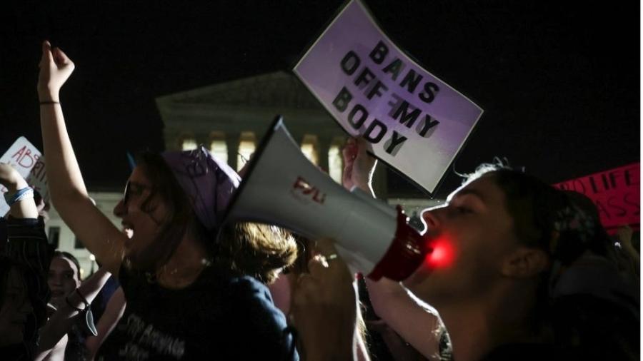 Ativistas pró-aborto em frente à Suprema Corte dos EUA após vazamento que indica possível mudança nas leis - GETTY IMAGES