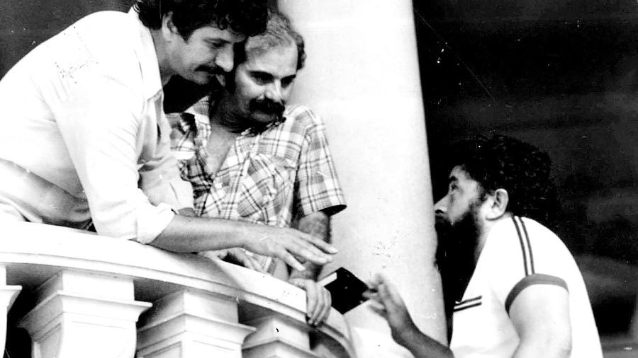 Jacó Bittar (de camisa clara), então presidente do Sindicato dos Petroleiros de Campinas e Paulínia; Wagner Benevides, então presidente dos petroleiros de Belo Horizonte; e o ex-presidente Lula, no ato de fundação do PT, no colégio Sion, em São Paulo, em 1980 - Felicio Safadi/Folhapres