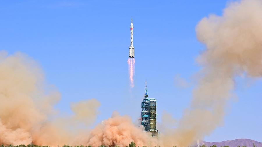 Foguete Longa Marcha-2F lança a espaçonave Shenzhou-14 do Centro de Lançamento de Satélites de Jiuquan, no noroeste da China - STRINGER/VIA REUTERS