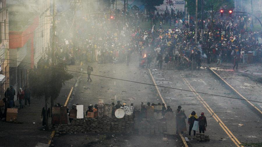 Protestos de indígenas contra o governo do presidente Guillermo Lasso, em Quito, gerou confrontos com a polícia - REUTERS/Santiago Arcos