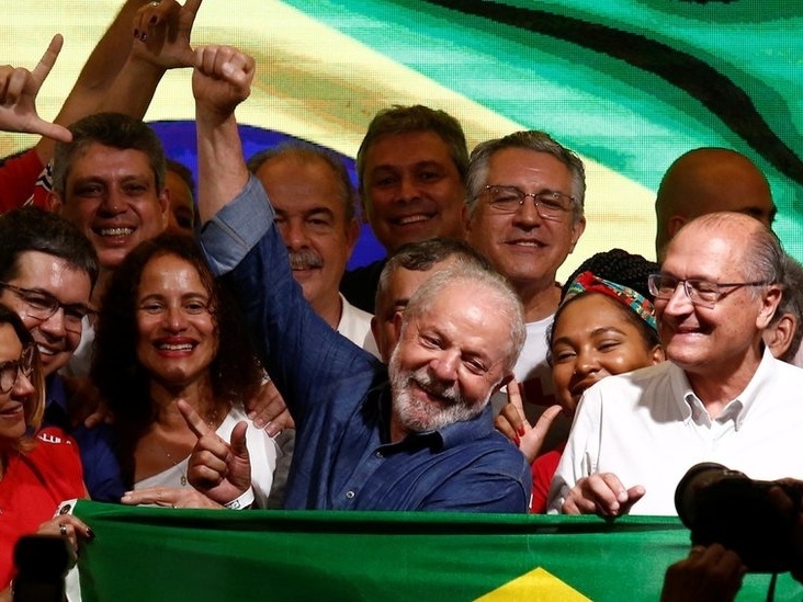Bolsonaro foi dormir, enquanto uma nova cara do Brasil emergia das urnas