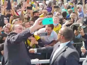 Acuado, Bolsonaro quer atrair multidão de fãs em SP para postergar a cadeia