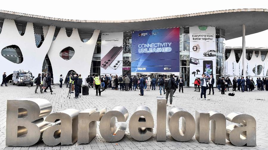 Visitantes na entrada da edição de 2022 do Mobile World Congress 2022; neste ano, partilha de big techs deve dominar discussões - Pau Barrena/AFP