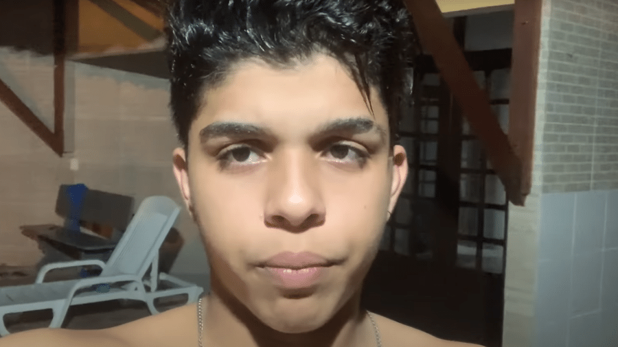 O influencer Jadson Vasconcelos, de 20 anos, se popularizou pelos vídeos no canal "Dois Em Um" - Reprodução/YouTube