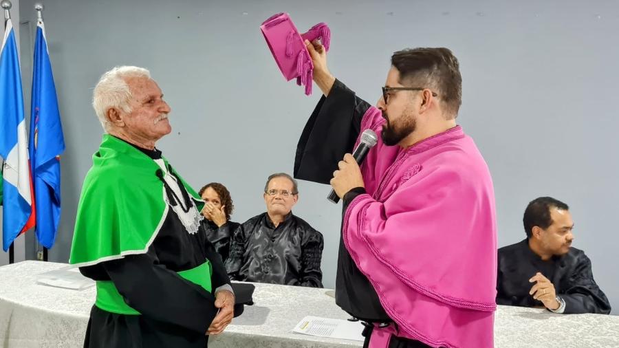 José recebendo o grau de Anderson de Almeida Barros, reitor em exercício da Uneal
