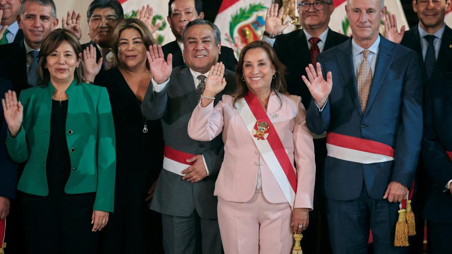 A presidente do Peru, Dina Boluarte, posa com seus recém-nomeados ministros de estado após uma cerimônia de posse em Lima, Peru, em 1º de abril de 2024