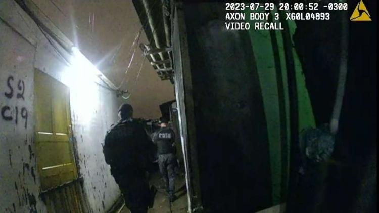 Câmera corporal mostra PMs da Rota na favela do Guarujá durante a Operação Escudo