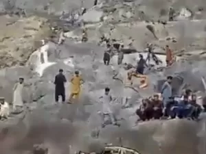 Ônibus despenca de montanha no Paquistão e deixa 20 mortos