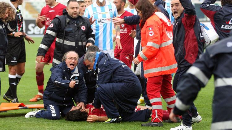 Médicos durante atendimento a Piermario Morosini, em 14 de abril de 2012, em Pescara