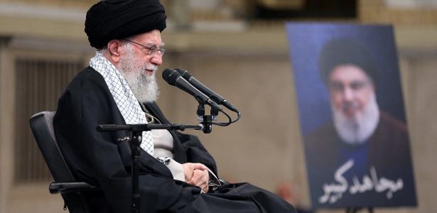 2.out.2024 - Líder supremo do Irã, Ayatollah Ali Khamenei, fala à imprensa durante encontro em Teerã