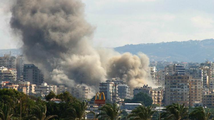 Fumaça após ataque israelense ao vilarejo de al-Hosh, nas imediações da cidade de Tiro, no sul do Libano