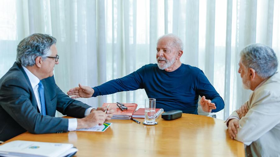 Alexandre Padilha, Lula e o assessor especial Celso Amorim durante reunião ontem no Alvorada