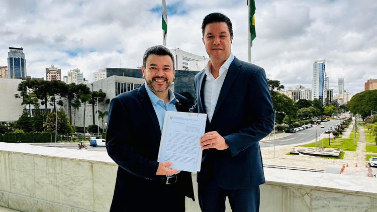 Secretário de Estado do Planejamento de Santa Catarina (SEPLAN), Edgard Usuy, entregou ao secretário de Estado do Planejamento do Paraná (SEPL), Guto Silva, o relatório que respalda a decisão 