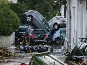 Carros empilhados, ponte destruída: Tempestade invade ilha grega de Rodes