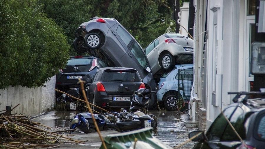 1.dez.2024 - Carros empilhados na cidade de Rodes após fortes chuvas - STRINGER / Eurokinissi / AFP