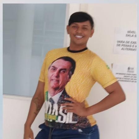 Com camisa de Bolsonaro, Romário Garcia posa para foto; ele está foragido 