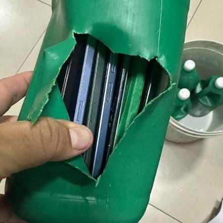 Detalhe de garrafa de água sanitária com celulares dentro, que foi encontrado em penitenciária de Cuiabá (MT) Detalhe de garrafa de água sanitária com celulares dentro, que foi encontrado em penitenciária de Cuiabá (MT)