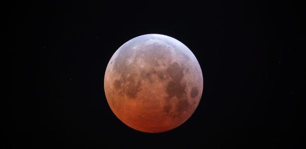 Show de imagens: Lua de sangue pôde ser vista de várias partes do mundo