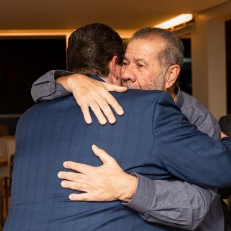 Wolney Queiroz (de costas) é abraçado por Carlos Lupi em seu aniversário Wolney Queiroz (de costas) é abraçado por Carlos Lupi em seu aniversário