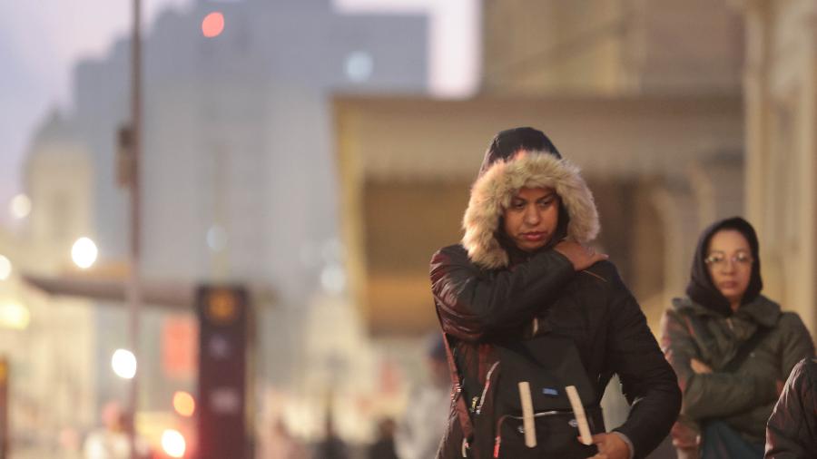 25.jun.2025 - Pessoas enfrentam clima frio na região da Luz, bairro da zona central da cidade de São Paulo, na manhã desta quarta-feira