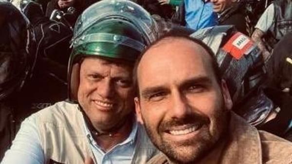 Tarcísio de Freitas, governador de São Paulo, enfim acerta o tom ao tratar do tarifaço; e Eduardo Bolsonaro, deputado federal, segue nos EUA tentando evitar a condenação do pai, réu por tentativa de golpe de Estado