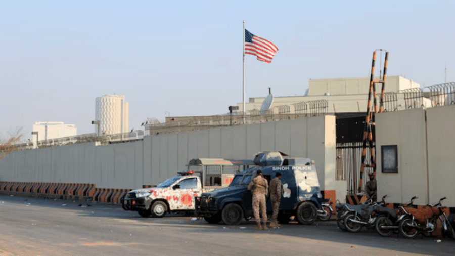 Fuzileiros dos EUA atiram contra grupo que invadia consulado no Paquistão