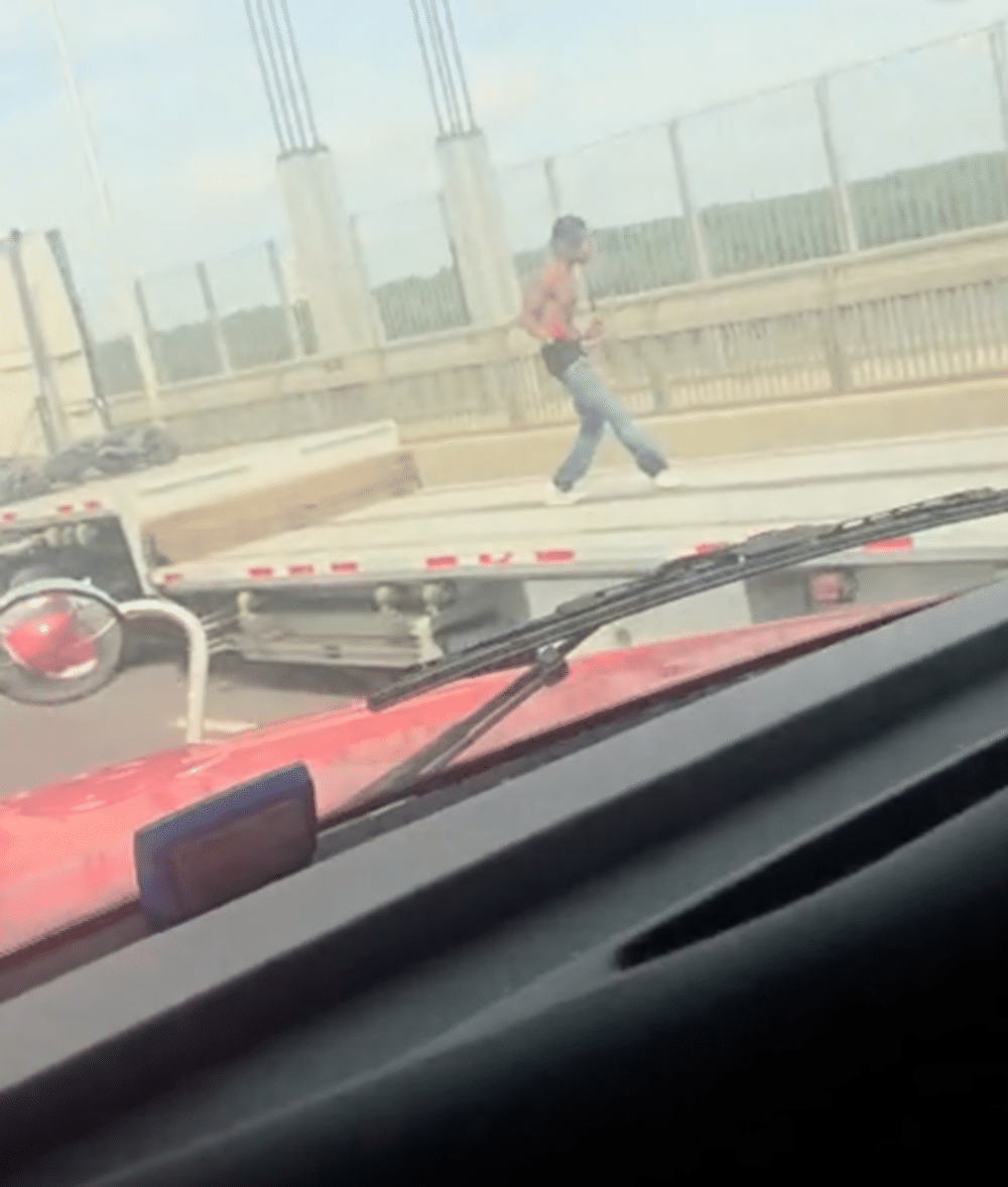 Homem dança na carroceria enquanto caminhão atravessa a Ponte George Washington em direção a Nova Jersey - undefined