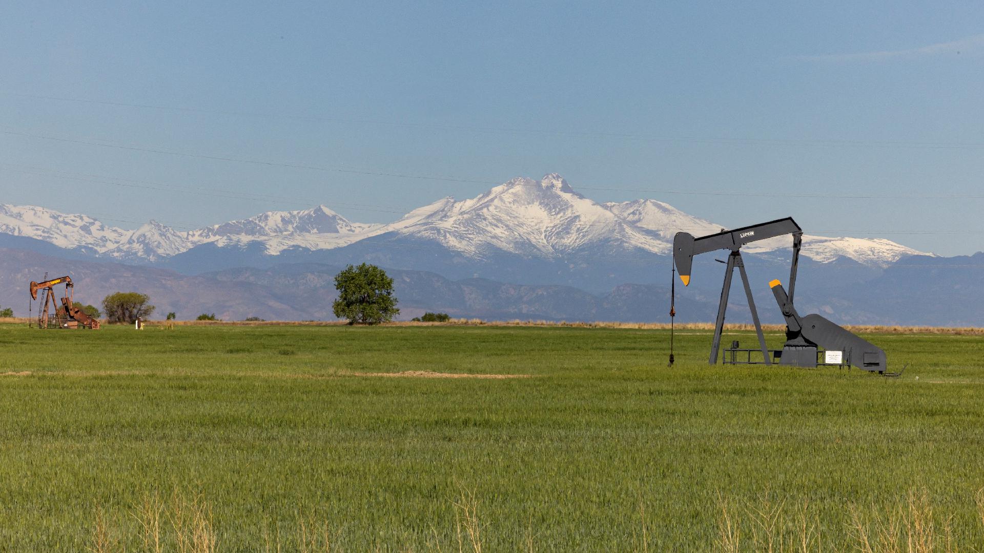 Bombas de petróleo inativas em um campo agrícola em Dacano, Colorado, EUA, em 11 de maio de 2026. REUTERS/Kevin Mohatt - undefined