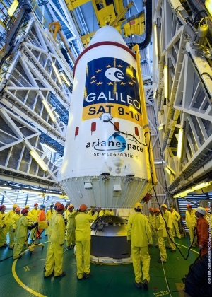 Equipe finaliza arranjos para o lançamento dos dois novos satélites do programa Galileu, o ambicioso sistema europeu de navegação que busca competir com o GPS dos Estados Unidos - ESA/CNES/ARIANESPACE-Service Optique CSG