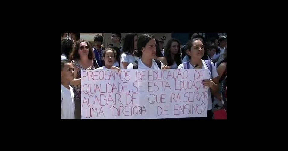 Estudantes protestam em Jundiaí contra a reorganização da rede proposta pela Secretaria da Educação de SP