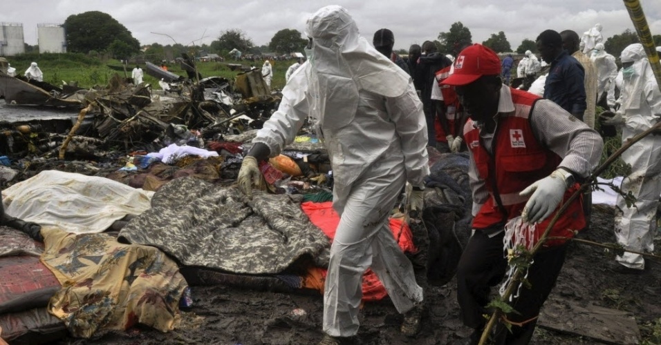 4.nov.2015 - Funcionários do governo local e da Cruz Vermelha participam de resgate em meio aos destroços do avião de carga russo que caiu em Juba, no Sudão do Sul. Pelo menos 37 pessoas morreram, no avião e em solo. Uma criança sobreviveu