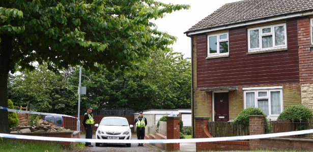 Policiais fazem a guarda da casa de Thomas Mair, apontado como suspeito pela morte da parlamentar britânica Jo Cox, na Inglaterra - Craig Brough/Reuters