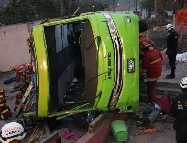 Equipes de resgate atendem vítimas após acidente ocorrido na colina San Cristóbal - AFP Photo